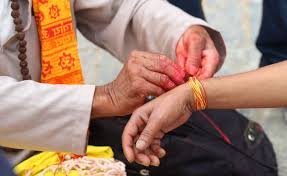 Kalava 21 दिन बाद बदलना क्यों जरूरी, जानिए इसके पीछे छिपी धार्मिक मान्यता और नकारात्मक ऊर्जा से जुड़ा बड़ा राज