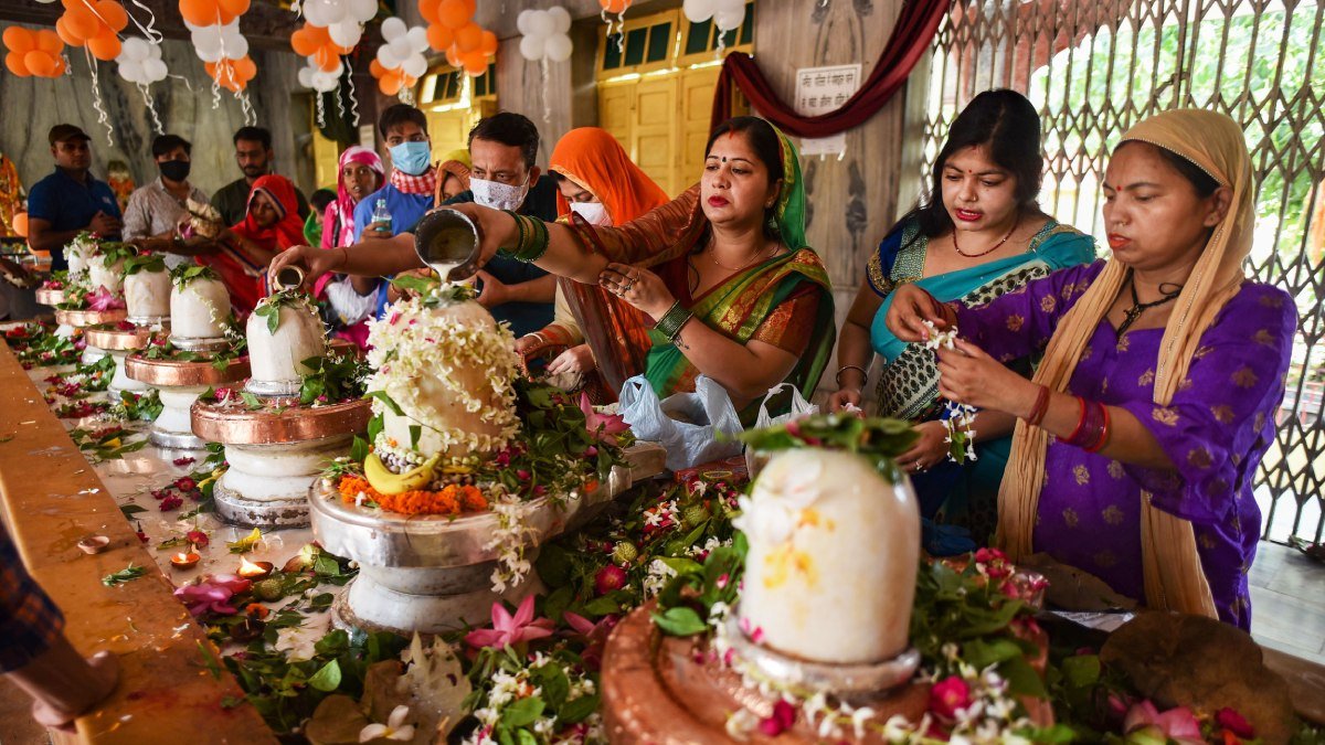 Sawan में 16 सोमवार व्रत शुरू करना क्यों माना जाता है खास? जानिए शिव-पार्वती से जुड़ी पौराणिक मान्यताएं और धार्मिक कारण