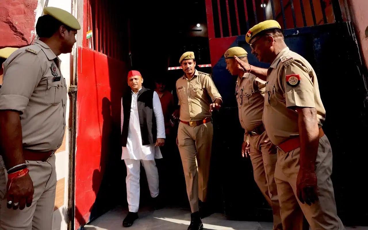 Azam Khan से मिलकर अखिलेश यादव ने दिया बड़ा सियासी संदेश, ओवैसी पर साधा निशाना, 2027 चुनाव से पहले बढ़ी हलचल!